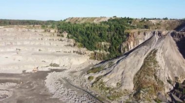Madencilik ekipmanlı granit ocağı, atık kaya atıkları, hava manzarası