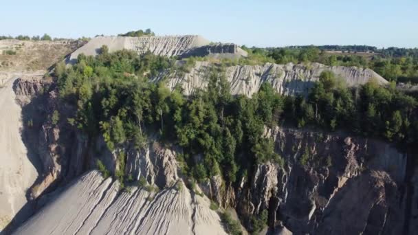 花岗岩采石场斜坡上的废石堆 — 图库视频影像
