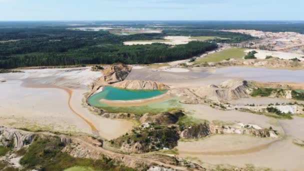 带彩色湖泊的废弃采石场的岩石堆放 空中景观 — 图库视频影像