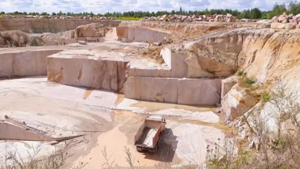 Betrieb Des Steinbruchs Zur Förderung Von Rotem Granit Sommer — Stockvideo