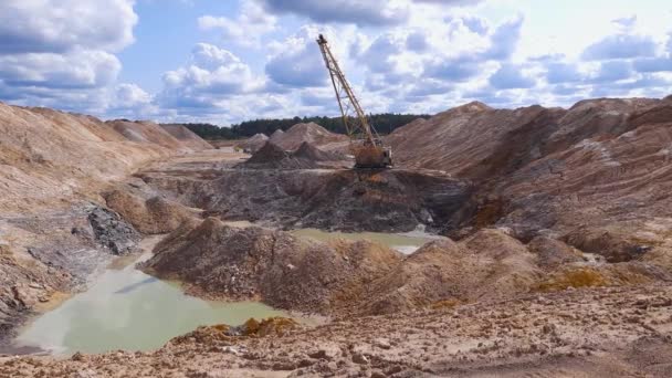 采石场涌动式挖掘机挖掘钛铁矿层 — 图库视频影像