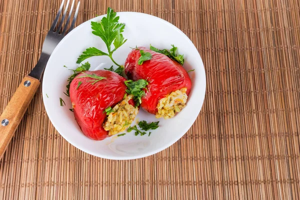 Dos Pimientos Rojos Rellenos Cocidos Espolvoreados Con Verduras Picadas Tazón — Foto de Stock