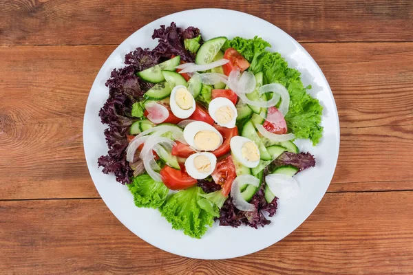 Zeleninový Salát Různých Listů Hlávkového Salátu Nakrájené Okurky Rajčata Cibule — Stock fotografie