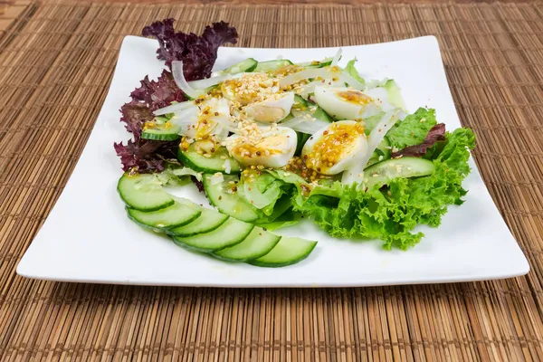 Salada Vegetal Folhas Alface Pepinos Fatiados Cebola Decorada Com Ovos — Fotografia de Stock