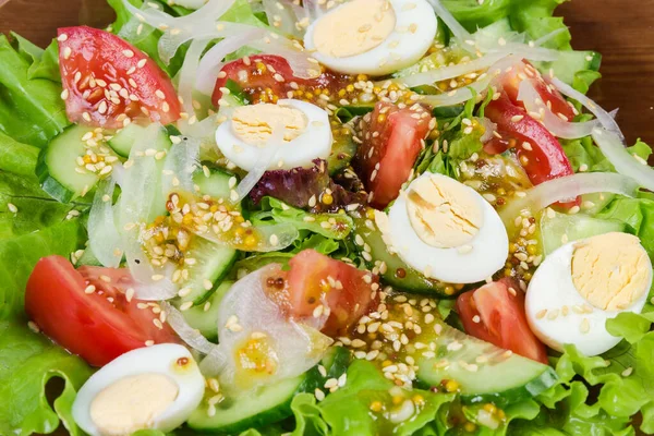 Ensalada Hojas Lechuga Verduras Frescas Rodajas Decoradas Con Mitades Huevos — Foto de Stock