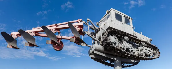 Monumento Viejo Tractor Oruga Granja Con Cuatro Hojas Arado Montadas Fotos De Stock