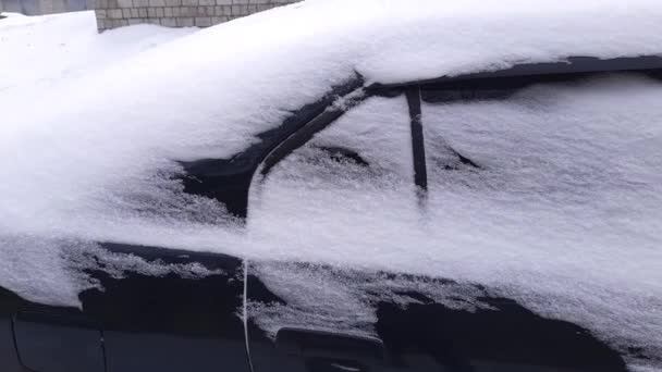 Fragment Der Schneebedeckten Autoseite Auf Einem Parkplatz — Stockvideo