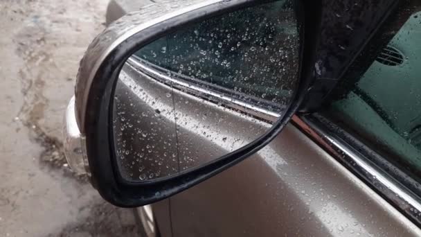 Rückspiegel Des Autos Bei Schneeregen Mit Wassertropfen Bedeckt — Stockvideo