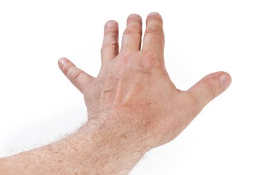 Yetişkin bir adamın eli sizden uzağa uzandı, arka eli havada, geniş ve serçe parmağı beyaz arka planda.