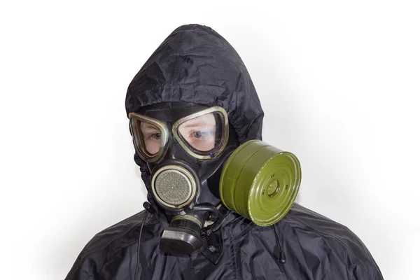サイドにフィルターを付けたゴム製のガスマスクを身に着けている者の頭及び白い背景にフードを身に着けている黒いジャケット — ストック写真