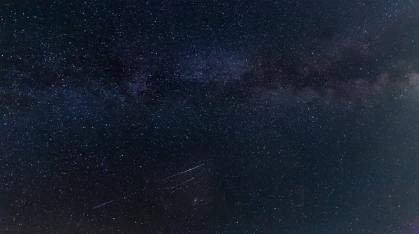 有银河段 许多恒星和几条流星雨道的夜空碎片 — 图库照片