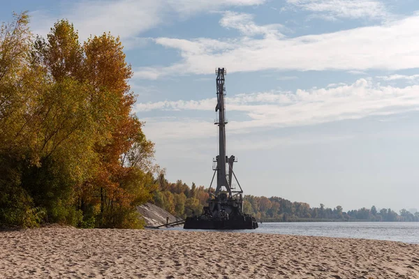 秋天的一天 漂浮在水面上的吊车停泊在沙滩的河岸上 靠着天空和河岸上的树木 — 图库照片