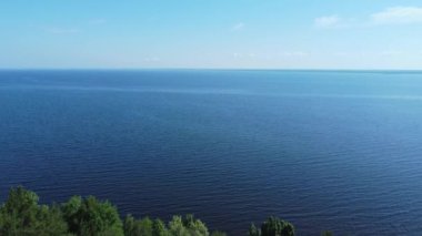 Hafif dalgalı, havadan manzaralı büyük su deposu.