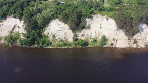 Крутий Осадовий Берег Водосховища Вирощений Деревами Вид Повітря — стокове відео