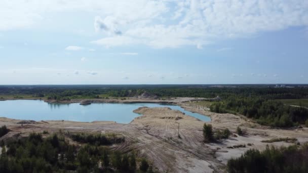 钛铁矿石采石场岩石堆放处中间的蓝湖 — 图库视频影像
