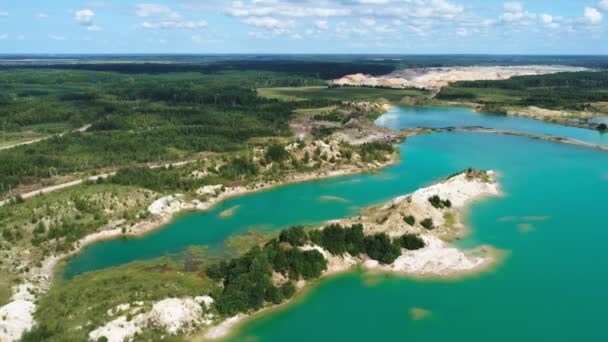 在废弃采石场的岩石堆放地中间的五颜六色的湖泊 空中景观 — 图库视频影像