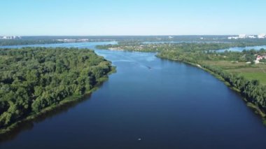Yazın hareket eden motorlu tekne ile geniş nehir, hava manzarası
