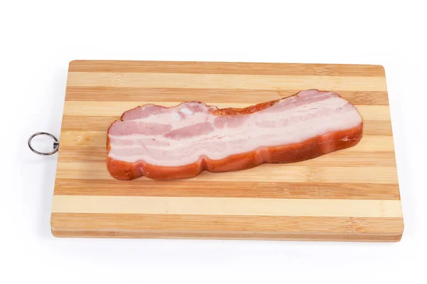 白い背景に木製のまな板の上に小さな肋骨を持つ皮膚の上に煮た豚肉の腹のピース — ストック写真