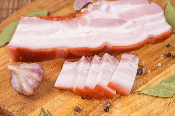 Scheiben Gekochten Schweinebauchs Auf Einer Schale Gegen Das Größere Stück — Stockfoto