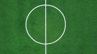 Açık hava mini futbol sahası, yukarı çıkarken dikey hava manzarası