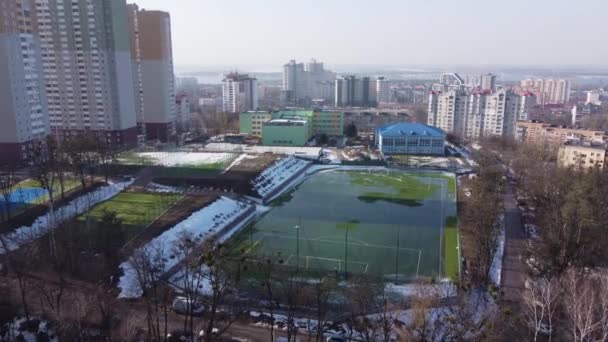 Lapangan Bola Tertutup Dengan Air Dari Salju Yang Mencair Pandangan — Stok Video
