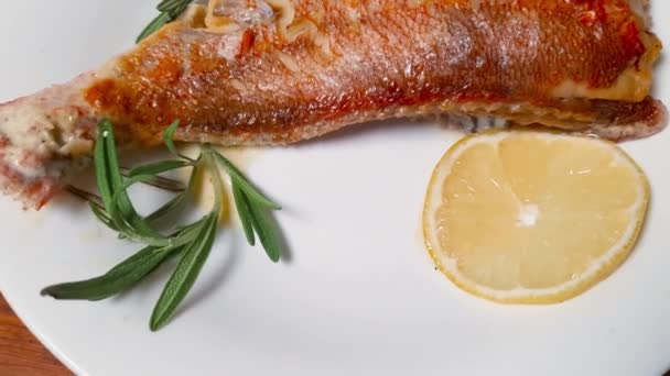 烤海栖息在乡村餐桌上的一道菜上 — 图库视频影像