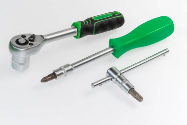 İçine yerleştirilebilir altıgen soketi, fındık sürücüsü ve T sapı olan ve hafif bir yüzey üzerinde değişik şekiller olan bir anahtar.