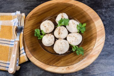 Kaynamış khinkali üzerine karabiber serpiştirilmiş.