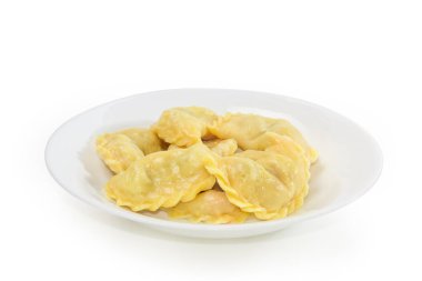 Ekşi kiraz ve şeker ile kaynamış tatlı hamur tatlısı, Ukrayna mutfağında beyaz bir tabakta varenyky olarak bilinir, yakın plan,