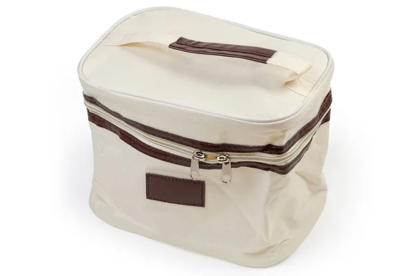 白い背景にジッパーと茶色のフェイクレザーインサート付きの小さな長方形の白い合成繊維のハンドバッグ — ストック写真