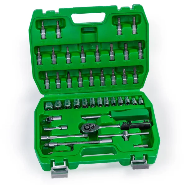 一套不同的扳手 螺丝刀和各种插座 适配器和其他附件 装在白色底座上的开放式绿色塑料工具箱中 — 图库照片