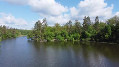 Yaz günü orman gölü, hava manzarası.