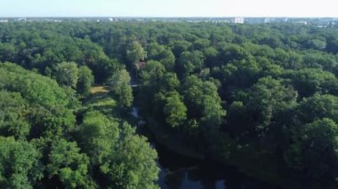 Yazın gölleri olan eski bir park güneşli bir sabah, hava manzarası