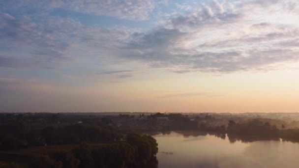 朝の前景に池のある農村部の谷 空の景色 — ストック動画