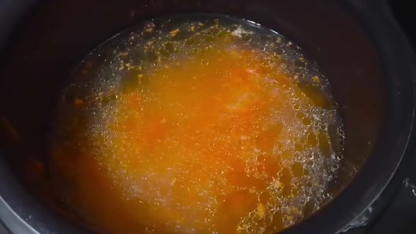 Bouillon Saumon Transparent Dans Melon Multi Cuiseur — Video