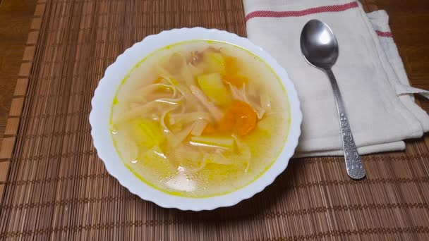 Sopa Fideos Pollo Tazón Blanco Sobre Tapete Mesa Bambú — Vídeo de stock