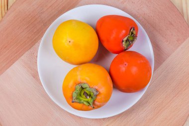 Beyaz tabakta farklı türde hurma meyvelerinin üst görünümü