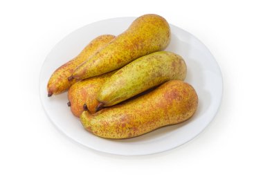 Beyaz arka planda beyaz bir tabakta çeşitli sonbahar armutları Bere Bosc