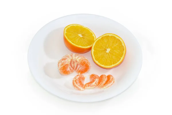 Dos Mitades Naranja Varios Segmentos Mandarina Pelada Sobre Plato Blanco — Foto de Stock
