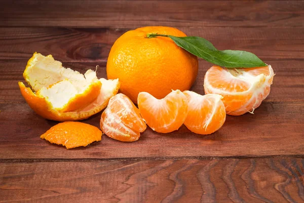 Una Mandarina Entera Fresca Con Hojas Segmentos Cáscara Mandarina Pelada — Foto de Stock