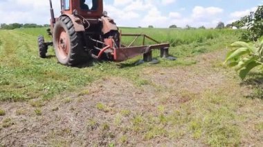 Samanlıktaki operasyon sırasında traktör dönme çim biçme makinesine bağlandı