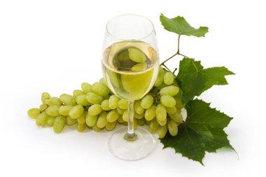 Beyaz zemin üzerinde üzüm yaprakları olan beyaz üzüm kümesine karşı şarap kadehi.