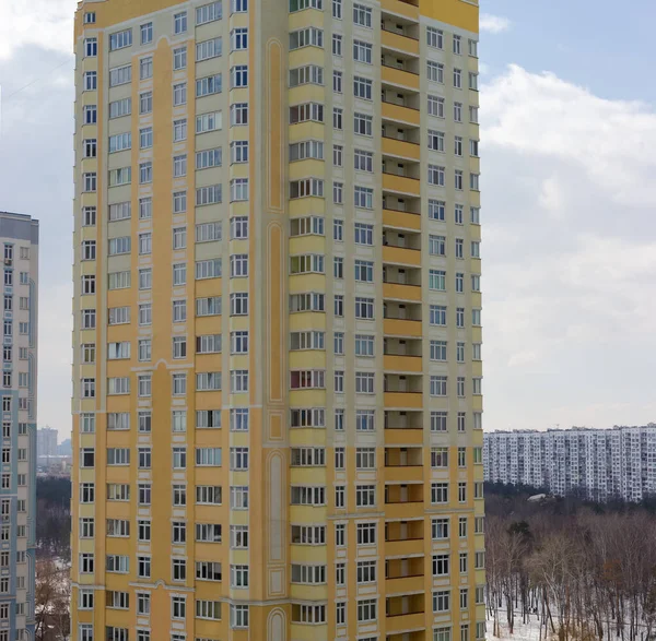 现代多层公寓楼的立面相对于天空和其他建筑物的碎片 — 图库照片