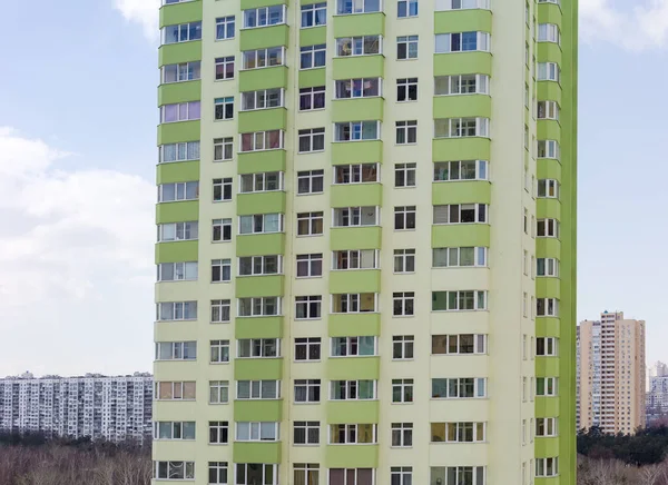 Fragmento Fachada Del Moderno Edificio Apartamentos Varios Pisos Contra Cielo —  Fotos de Stock