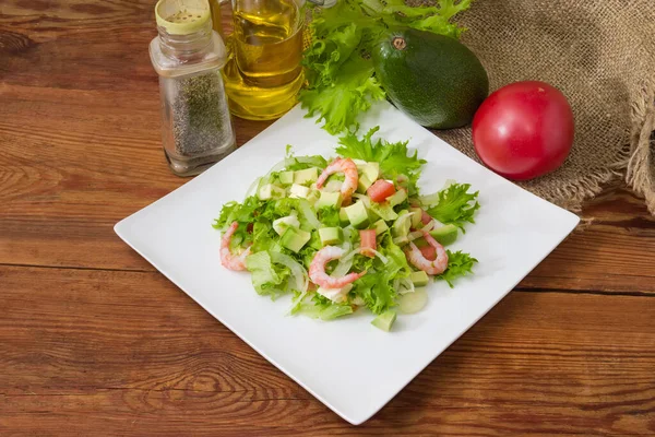 Salát Avokádovými Plátky Zeleninou Sýrem Mozzarella Hlávkovým Salátem Krevetami Čtvercovém — Stock fotografie