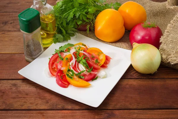 Salada Legumes Feita Com Tomates Vermelhos Amarelos Fatiados Frescos Cebola — Fotografia de Stock