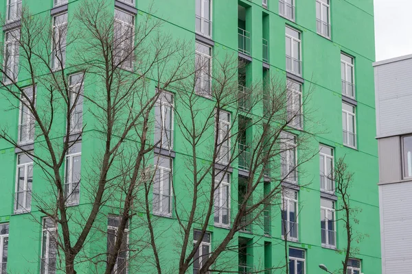 Fragmento Fachada Verde Moderno Edifício Apartamentos Vários Andares Com Árvores — Fotografia de Stock