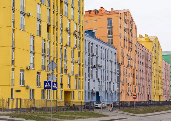 Façades Multicolores Plusieurs Immeubles Appartements Modernes Plusieurs Étages Tenant Fermement — Photo