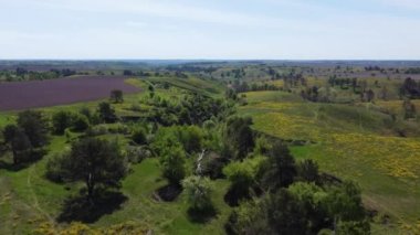 İlkbaharda yamaçlarda dik vadileri olan, hava manzaralı bir vadi