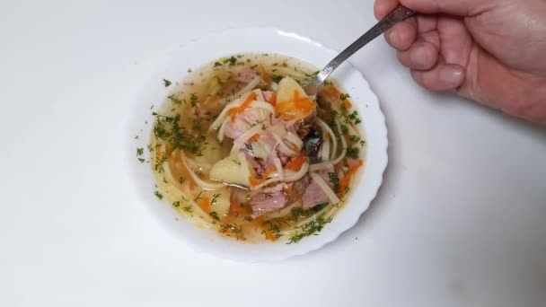 Soupe Nouilles Poulet Dans Bol Blanc Mélanger Avec Une Cuillère — Video